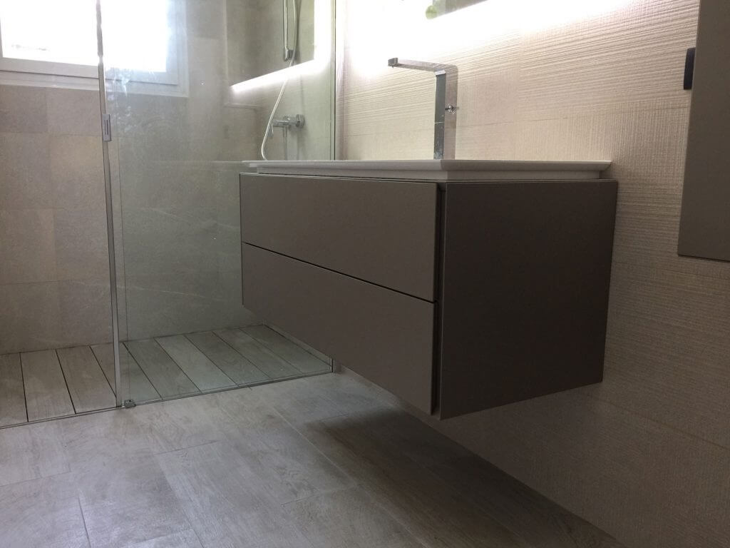 Salle de bain carrelage imitation bois Montpellier